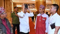 Foto: Laily Rachev/Biro Pers Setpres. Peci berwarmna hitam tersebut pas dikenakan di kepala Jokowi. Namun Jokowi tak mau mengambil peci tersebut sebagai hadiah. Jokowi memilih untuk membeli peci buatan Bogor bergaya khas Turki tersebut.