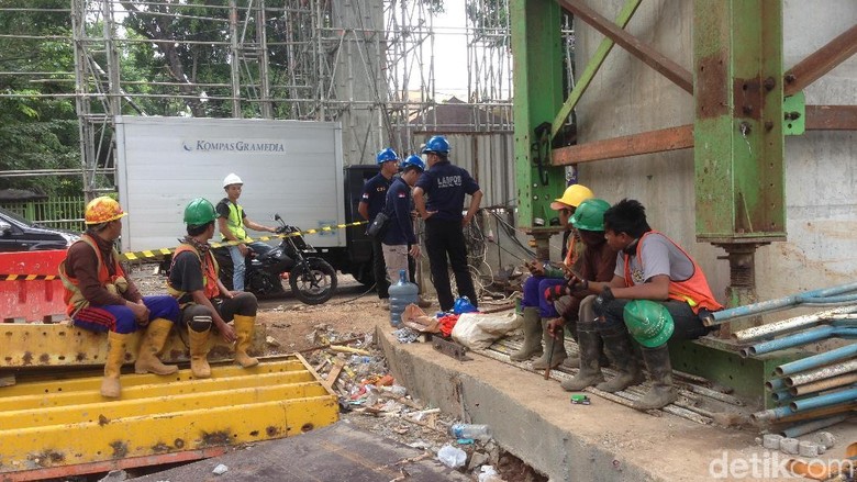 Beton Proyek LRT Roboh, Polisi Periksa 4 Saksi Beton Proyek LRT Roboh, Polisi Periksa 4 Saksi