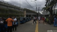 Kondisi tak adanya angkot yang beroperasi dikabarkan sopir bajaj. Bang, Bajaj bang. Angkot enggak ada, kata salah satu sopir Bajaj.