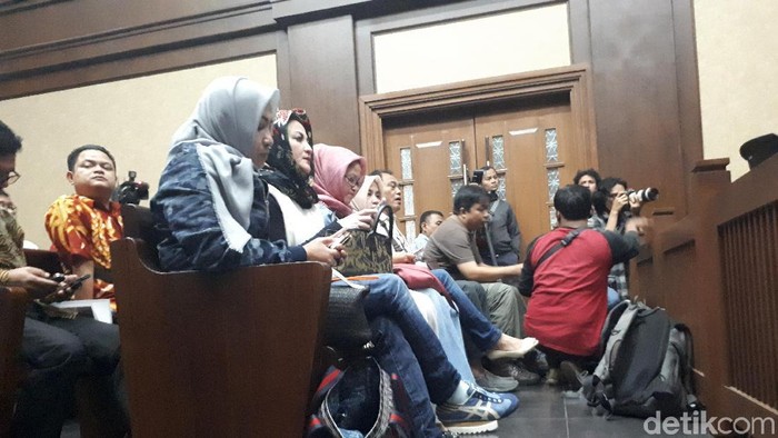 Usai Diperiksa KPK, Ny Deisti Datang ke Sidang Novanto