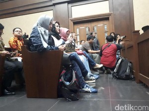 Usai Diperiksa KPK, Deisti Hadir di Sidang Novanto