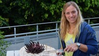 Angelique Kerber, petenis dari Jerman, mendapatkan kejutan berupaya cake saat berulang tahun ke-30 di hari keempat Australia Terbuka 2018. (Vince Caligiuri/Getty Images)