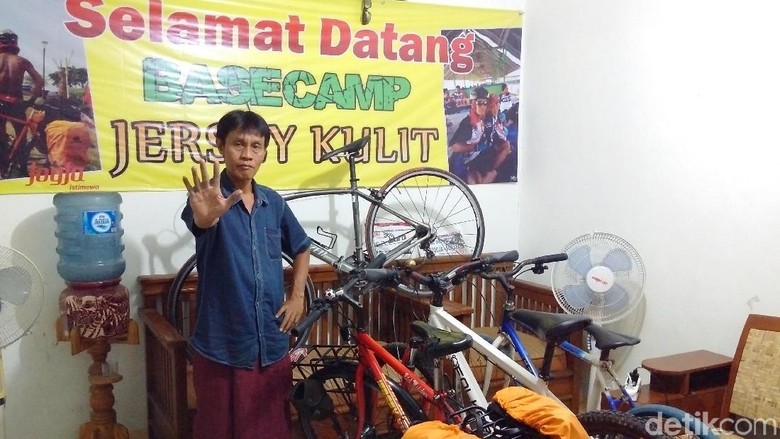 Si Jersey Kulit dari Bantul, Gowes Telanjang Dada Serukan Antinarkoba Si Jersey Kulit dari Bantul, Gowes Telanjang Dada Serukan Antinarkoba