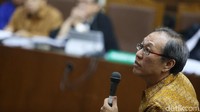 Made Oka Masagung mendengarkan hasil sadapan pembicaraan dirinya dengan Setya Novanto.
