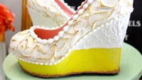 Sepatu cantik ini adalah buatan Shoe Bakery di Orlando. Sang kreator, Chris Campbell sengaja membuat sepatu bertema cake. Yang ini namanya, Lemon Meringue Wedge. Foto: Istimewa