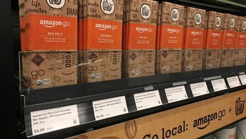 Amazon membuat sebuah sistem keranjang belanja virtual, yang secara otomatis akan menambahkan barang-barang yang diambil oleh pengunjung, sekaligus mengeluarkannya saat mereka mengembalikan produk ke dalam rak. (Foto: Reuters)