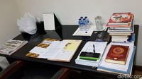 Kalender meja dan koran dari berbagai media juga ada di meja kerja Sandiaga.