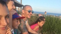 Senyum Chester Bennington bersama keluarganya sehari sebelum mengakhiri hidupnya di usia ke-41 akibat depresi. (Dok. Twitter/TalindaB)