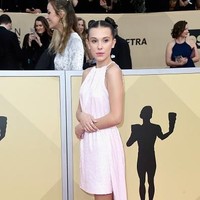 Selalu memakai busana menarik di karpet merah, tak berlebihan jika menyebut Millie Bobby Brown sebagai remaja paling stylish di dunia. Kali ini, pemain Stranger Things itu menggunakan halter dress pink penuh sequin dari Calvin Klein yang dipadu dengan sneakers Converse. Foto: Getty Images