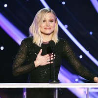 Kristen Bell dan Dax Shepard memiliki dua anak yang mereka besarkan agar suka mengonsumsi makanan sehat dan menghindari gula. Menurut The Hollywood Reporter, dia tidak makan daging. Dia pernah menjadi vegan tetapi berubah menjadi vegetarian setelah kehamilan pertamanya. Foto: Kevin Winter/Getty Images