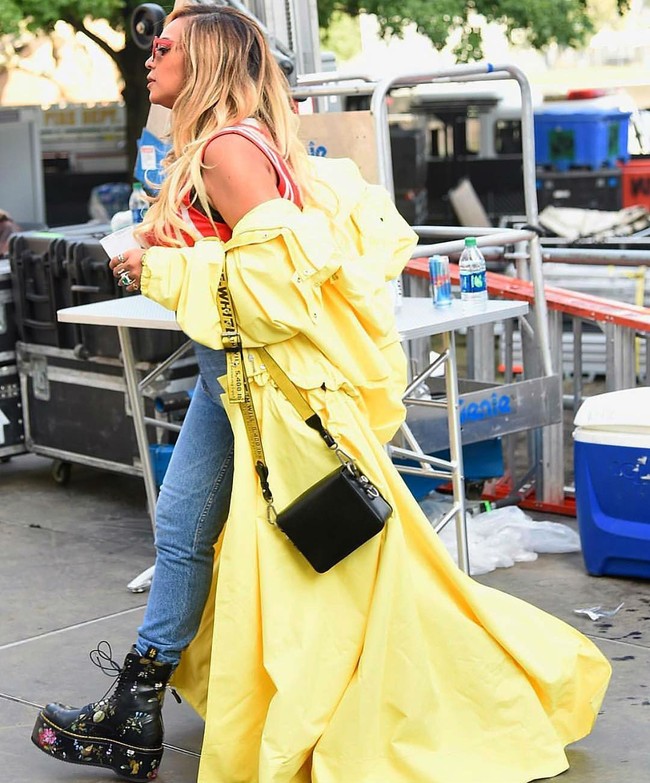 Beyonce bergaya memakai tas mini binder clip warna hitam dari Off-White. Tas dengan detail strap atau tali berwarna kuning itu harganya 550 Euro. (Foto: Instagram)