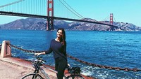 Terakhir, Georgia juga pernah liburan ke Golden Gate di San Francisco. Sambil menenteng sepeda, Georgia tampak mempesona. Mau dong diajak jalan bareng Georgia (@georgia.nielsen/Instagram)