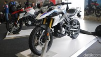 BMW G 310 GS disokong mesin 313 cc DOHC satu silinder, empat tak, empat katup, berpendingin cairan, injeksi elektronik dengan kepala silinder dibalik 180 derajat yang mampu menghasilkan tenaga hingga 34 daya kuda dan torsi 28 Nm dipasangkan transmisi manual enam percepatan dan berkecepatan maksimal 143 km/jam. Foto: Khairul Imam Ghozali