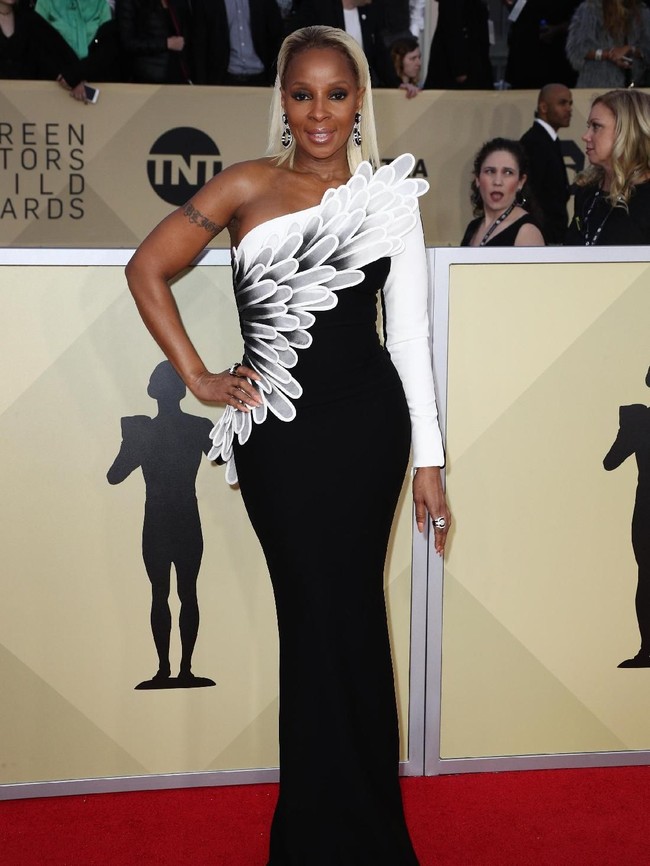 Gaun monokrom rancangan Jean Louis Sabaj jadi andalan penyanyi yang kini merambah dunia akting, Mary J. Blige. Sayangnya, dekorasi berbentuk sayap pada bagian bodice gaun terlalu barteriak meminta atensi. (Foto: Getty Images)