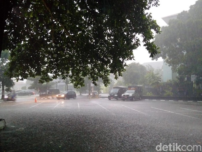 Hujan deras di Yogyakarta, Senin (22/1/2018).