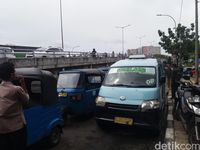 Protes Penutupan Jalan Depan Stasiun Tanah Abang Sopir Angkot Mogok