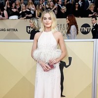 Margot Robbie tampil memikat di karpet merah Screen Actors Guild (SGA) Awards 2018. Pemain film I, Tonya tersebut mengenakan gaun pink muda keluaran Miu Miu. Busana itu semakin menawan dengan detail bulu-bulu dan embellishment berkilauan. Foto: Getty Images