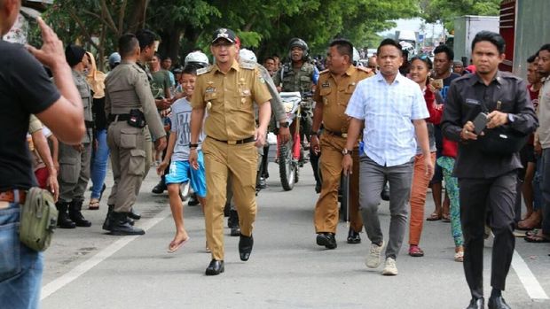Gaya Pasha 'Ungu' ketika bekerja pakai seragam dan topi dinas luar