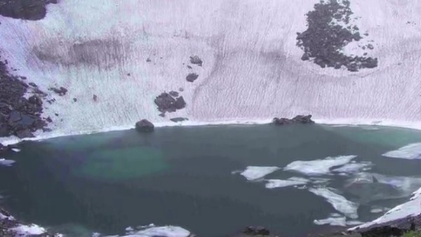 Mungkin traveler tidak akan berani ke Danau Rookpund, India. Di danau ini terdapat ratusan tengkorak manusia yang berserakan. Tengkorak ini berasal dari korban longsor yang terjebak di tengah lembah. Tengkorak ini akan muncul ke permukaan saat musim panas. (Youtube)