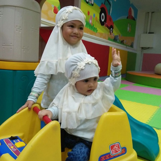 Sabina, putri kedua Nuri Maulida lahir saat Sabil belum berusia 2 tahun. Memakai jilbab berwarna putih senada membuat mereka seperti anak kembar. Foto: Instagram