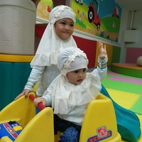 Sabina, putri kedua Nuri Maulida lahir saat Sabil belum berusia 2 tahun. Memakai jilbab berwarna putih senada membuat mereka seperti anak kembar. Foto: Instagram