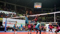 Laga seru antara putra Jakarta Pertamina Energi dan Jakarta BNI Taplus menutup seri pembuka di Yogyakarta. Jakarta Pertamina Energi menang dengan skor 19-25, 25-17, 25-20, 28-26.