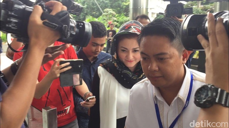 Tiba di KPK, Istri Setya Novanto Hanya Diam Tiba di KPK, Istri Setya Novanto Hanya Diam