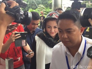 Tiba di KPK, Istri Setya Novanto Hanya Diam