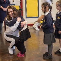 Sebagai pembimbing All England Lawn Tennis and Croquet Club (AELTC), Kate aktif mempromosikan gaya hidup aktif dan sehat kepada anak-anak. (Foto: WPA Pool/Getty Images)