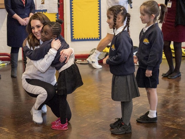 Sebagai pembimbing All England Lawn Tennis and Croquet Club (AELTC), Kate aktif mempromosikan gaya hidup aktif dan sehat kepada anak-anak. (Foto: WPA Pool/Getty Images)