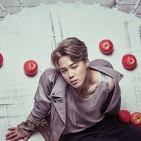 Jimin pernah merasa insecure dengan tubuhnya yang sempat gemuk. Saat awal debut BTS, ia menjalani diet ekstrem, di mana ada hari-hari tertentu dia menghindari makan dan hanya minum air. Akibatnya, Jimin pingsan karena kekurangan nutrisi. Foto: istimewa