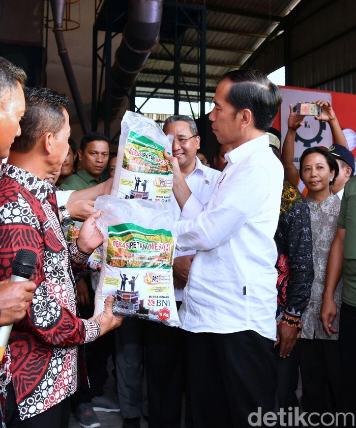 Jokowi Dorong Petani di Mesuji Jual Beras Secara Online