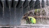 Tidak hanya dinding, bagian dasar air mancur juga dibersihkan.
