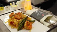 Kalau yang ini santapan Luna saat menumpang pesawat. Seporsi pasta dengan udang dan asparagus yang tampak menggoda.  Foto: Instagram Luna Maya Kalau yang ini santapan Luna saat menumpang pesawat. Seporsi pasta dengan udang dan asparagus yang tampak menggoda.  Foto: Instagram Luna Maya
