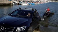 Peselancar tidak bisa begitu saja masuk ke dalam ombak raksasa ini. Caranya peselancar akan ditarik dulu dengan jetski, baru dilepaskan ke dalam ombak. Seperti yang dilakukan Marcelo Luna dan rekannya Hugo Vau. (Rafael Marchante/Reuters)