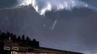 Apa yang menyebabkan ombak di sini begitu besar? Konon, pantai ini berhadapan langsung dengan palung sedalam 5.000 meter yang membentang sepanjang 170 Km. Wajar kalau ombak di sini tergolong ganas. (Rafael Marchante/Reuters)