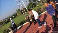 Penampilan Jokowi saat menuju Tasikmalaya pada Juni 2017 lalu juga tidak biasa. Jokowi memakai celana jins dan sneakers. Jokowi menyebut sepatu itu adalah pilihan anaknya, Kaesang Pangarep (Foto: Ray Jordan/detikcom)