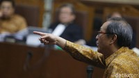 Hasil sadapan pembicaraan Setya Novanto dengan Made Oka Masagung, diperdengarkan jaksa KPK dalam sidang. Namun Made Oka lagi-lagi mengaku lupa dengan isi pembicaraan itu.