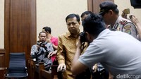 Uang yang diterima Novanto melalui Made Oka sebesar USD 3,8 juta. Uang itu diterima dari Johannes Marliem dan Anang Sugiana Sudihardjo.
