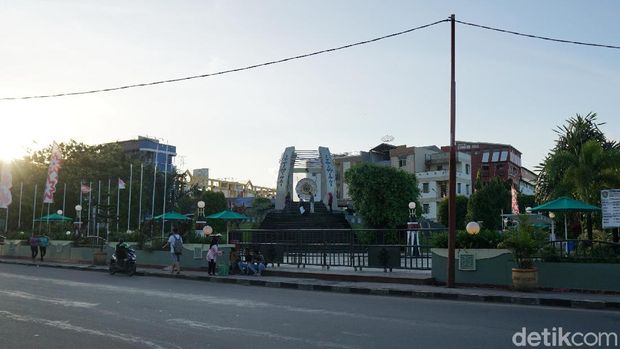 Gong Perdamaian yang berada di seberang Taman Pattimura (Syanti/detikTravel)