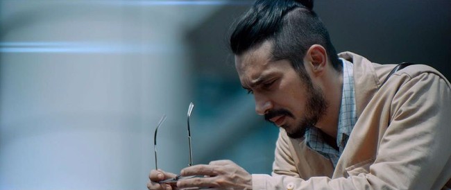 Abimana Arya memiliki rambut gondrong. Di sejumlah kesempatan, aktor ganteng ini tampil dengan tatanan rambut man bun.  Foto: Instagram