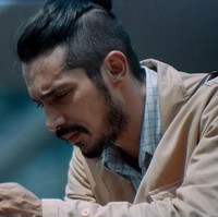 Abimana Arya memiliki rambut gondrong. Di sejumlah kesempatan, aktor ganteng ini tampil dengan tatanan rambut man bun.  Foto: Instagram