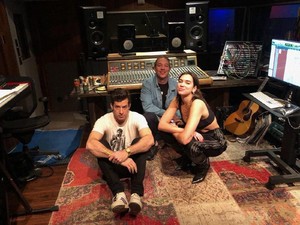 Beredar Foto Dua Lipa Bersama Diplo dan Mark Ronson di Studio Musik