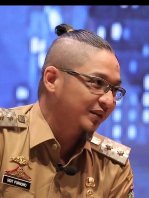 Foto Deretan Gaya Pasha Ungu dengan Rambut Man Bun 