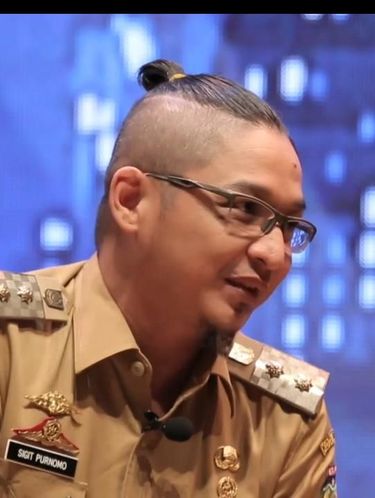 Man Bun Gaya Rambut Cepol Pasha Ungu yang Jadi Kontroversi