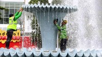Petugas dari Dinas Kehutanan  Pemprov DKI Jakarta melakukan perawatan air mancur bunderan Bank Indonesia, di jalan MH Thamrin, Jakarta Pusat, Senin (22/01/2018).