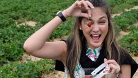 Saat di Inggris, Luna menyempatkan diri pergi ke kebun stroberi. Ia merasakan sensasi memetik buah merah cantik ini. Usai memetik, Luna tak lupa berpose dengan hasil panennya. Foto: Instagram Luna Maya Saat di Inggris, Luna menyempatkan diri pergi ke kebun stroberi. Ia merasakan sensasi memetik buah merah cantik ini. Usai memetik, Luna tak lupa berpose dengan hasil panennya. Foto: Instagram Luna Maya