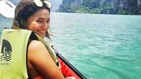 Tak melulu di dalam ruangan, Marshanda juga menyukai berpetualang di alam. Kayaking in the middle of the rain full of thunder!! tulisnya. Foto: Instagram/marshanda99