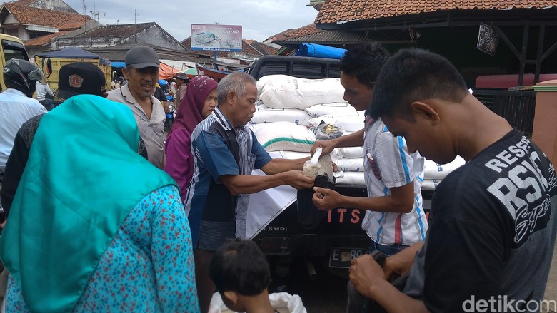Harga Melonjak, Bulog Cirebon Gelar Operasi Beras Harga Melonjak, Bulog Cirebon Gelar Operasi Beras