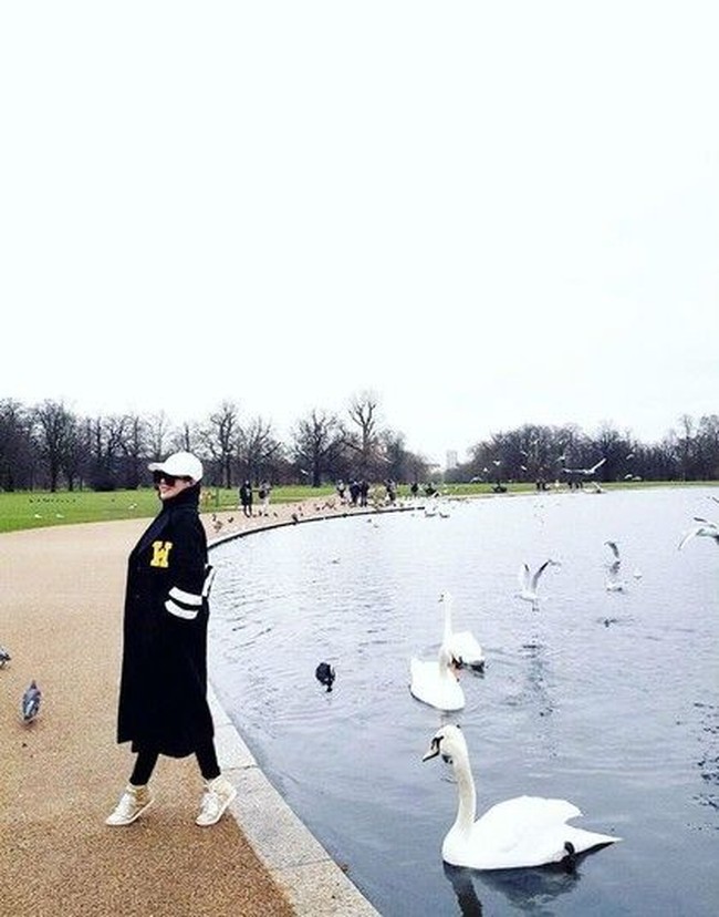 Syahrini termasuk salah satu artis Indonesia penggemar merek Off-White yang didirikan oleh desainer dan juga DJ, Virgil Abloh. Saat travelling ke London pada awal 2018 kemarin misalnya, Syahrini memakai coat wool dari Off White seharga US$ 2.280. (Foto: Instagram)